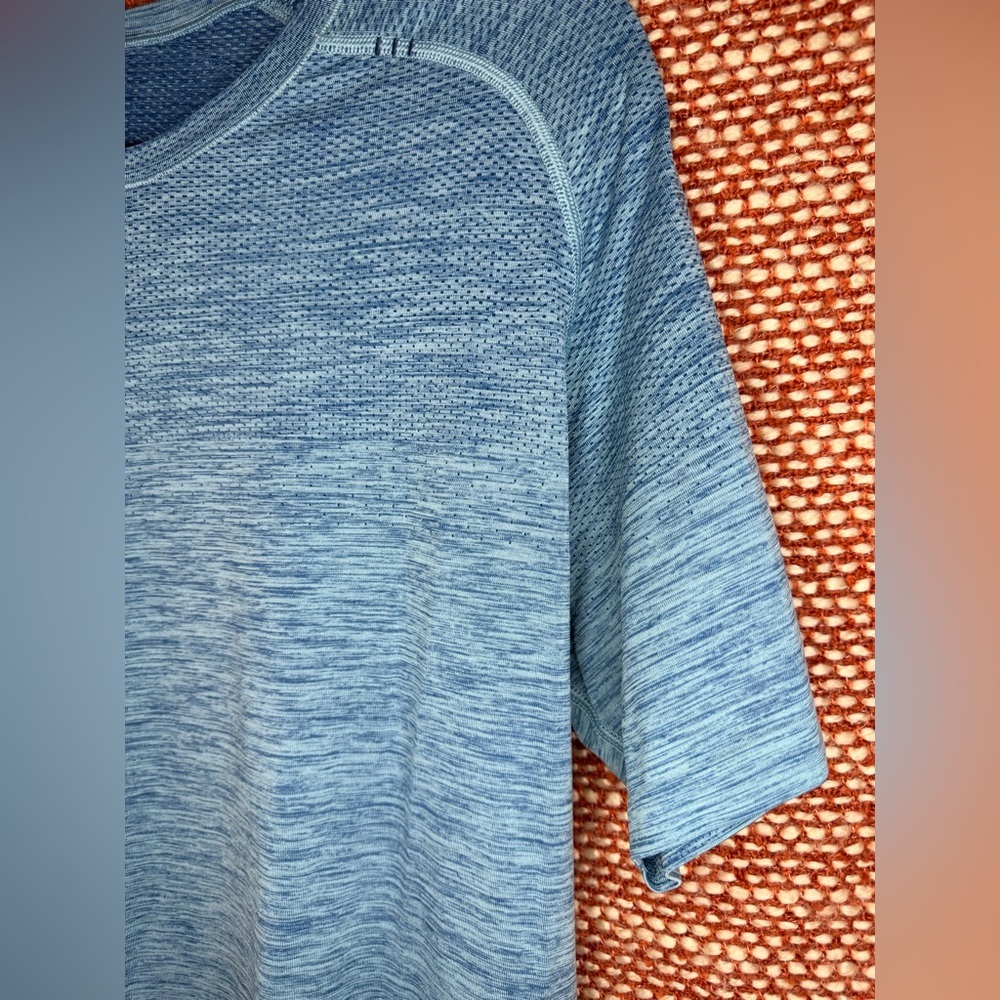 Lululemon Men's Blue Athletic Shirt - Picture 2 of 6